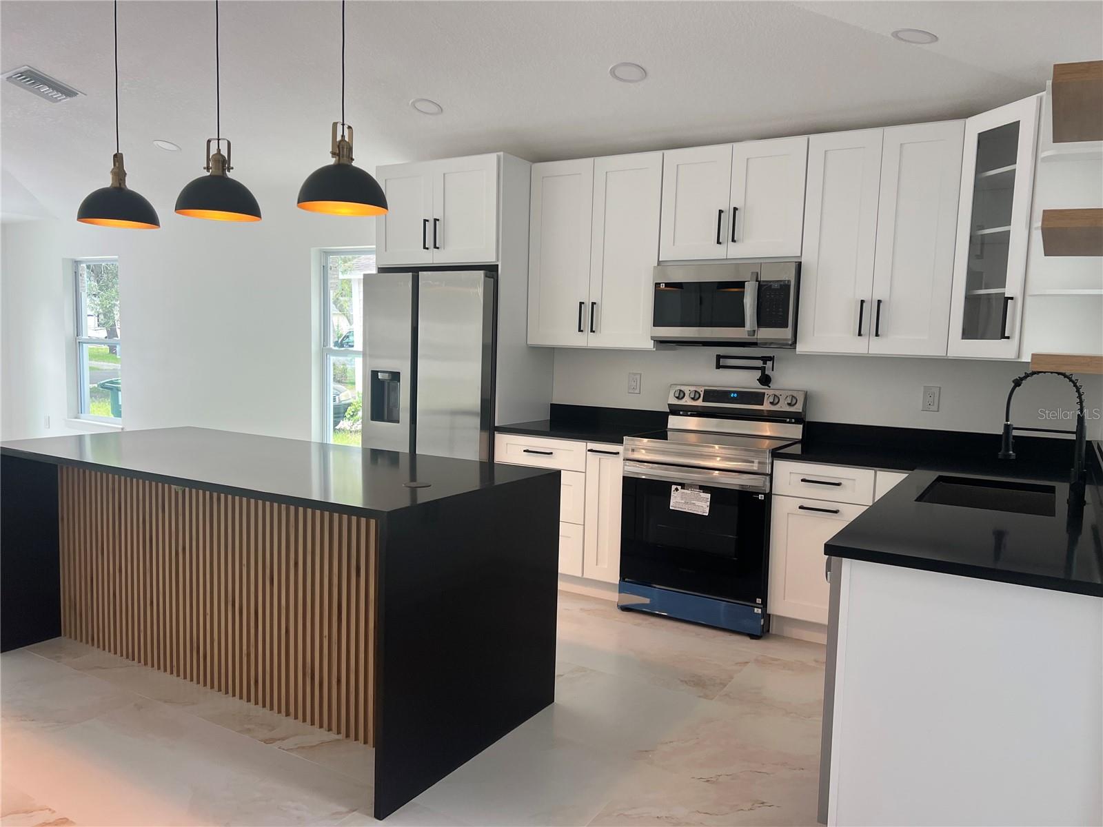 8915 N WILLOW AVE — photo 15