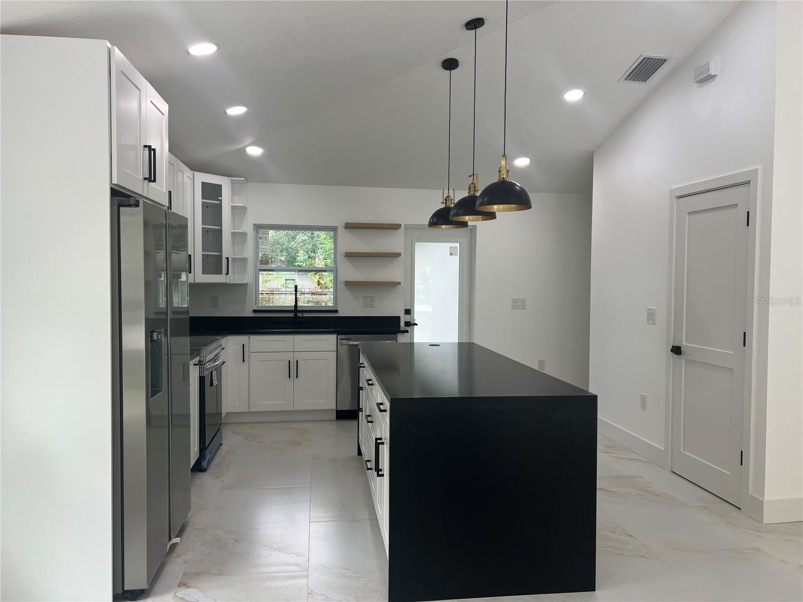 8915 N WILLOW AVE — photo 12