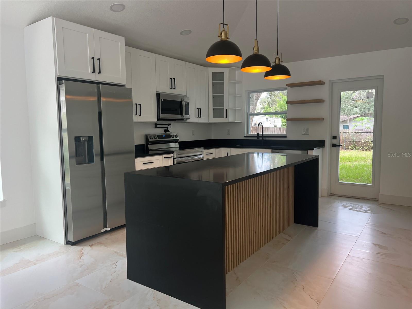 8915 N WILLOW AVE — photo 13
