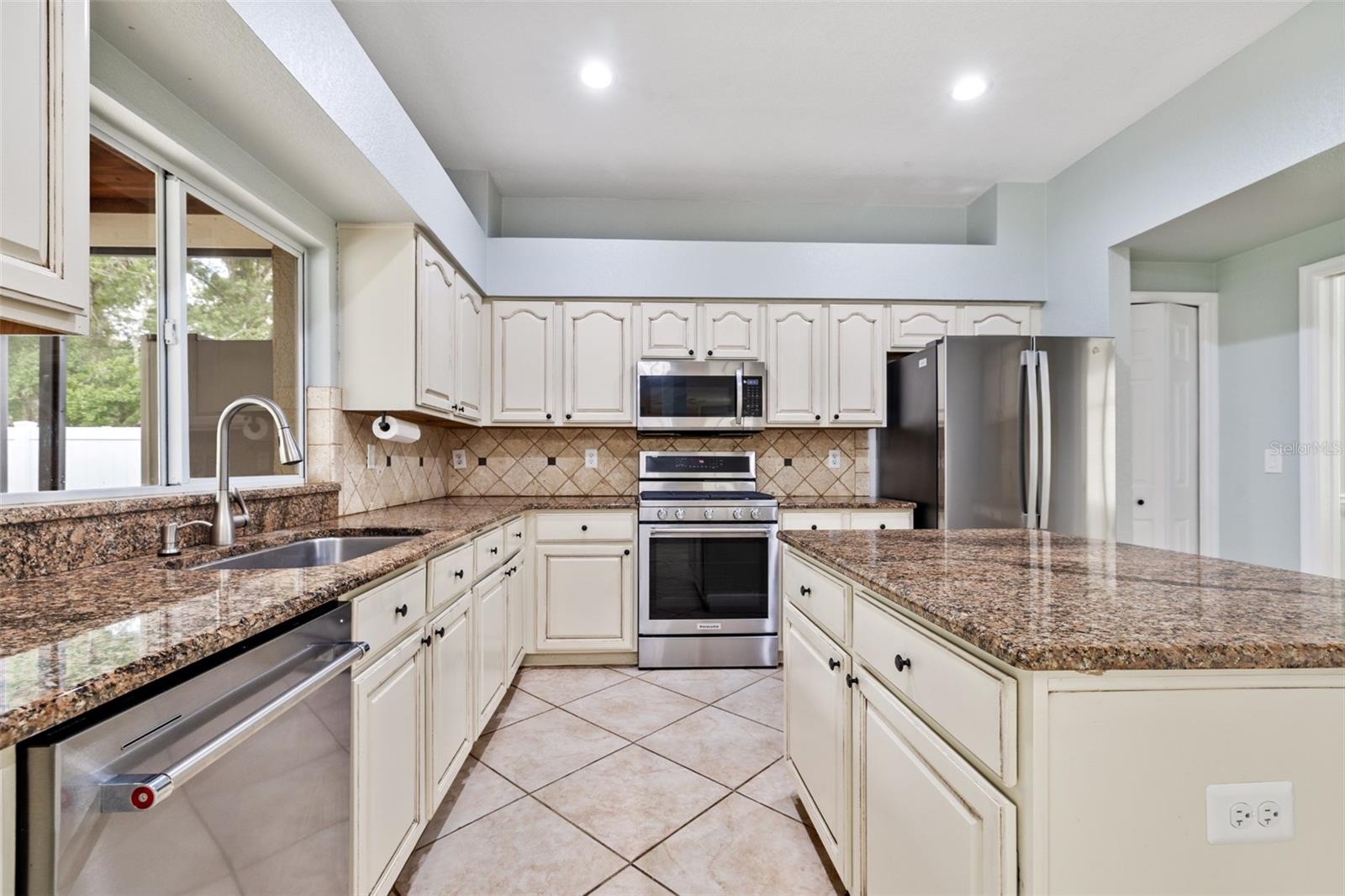 15713 MUIRFIELD DR — photo 16