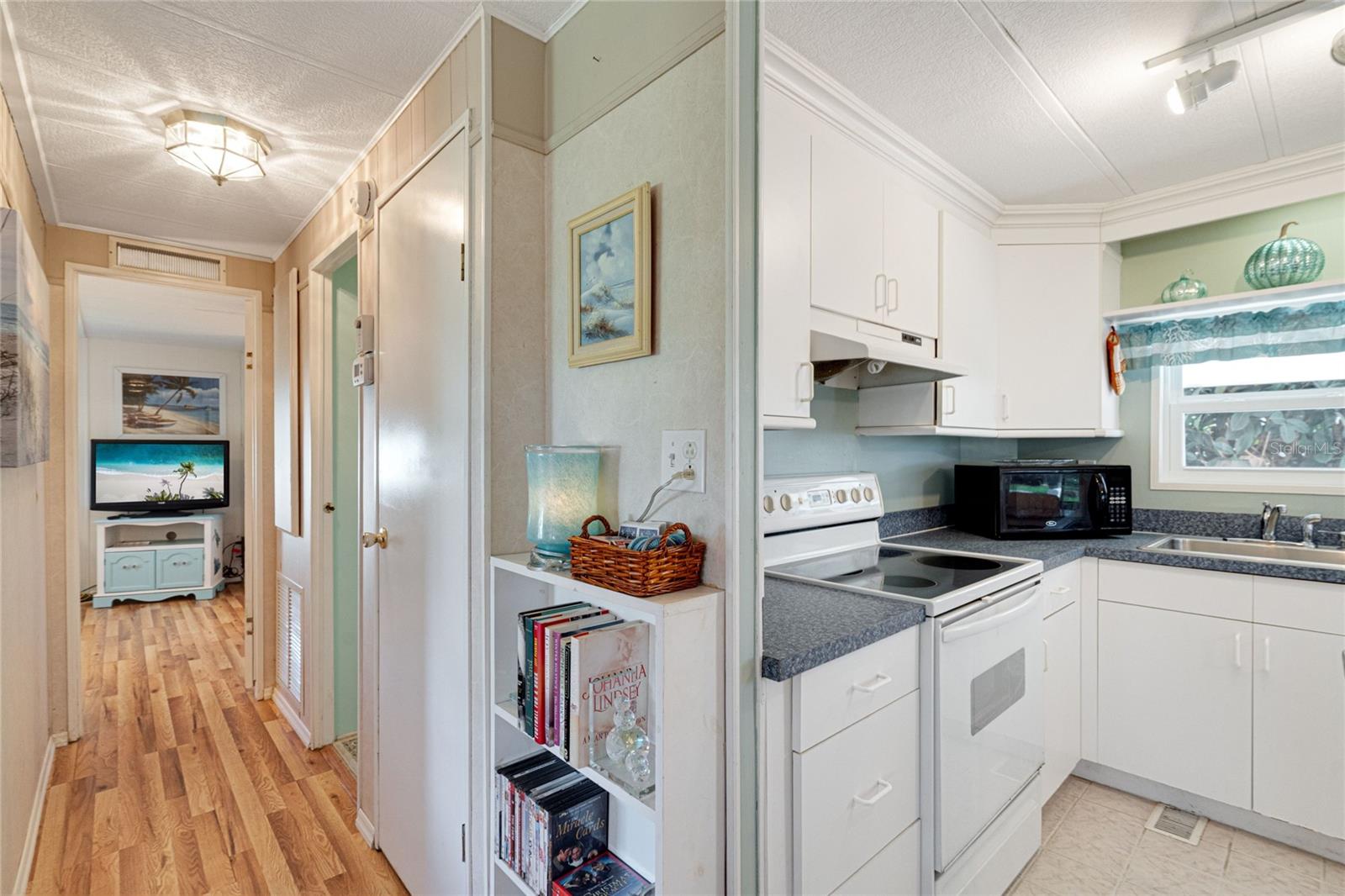 700 FAIRMOUNT DR — photo 18