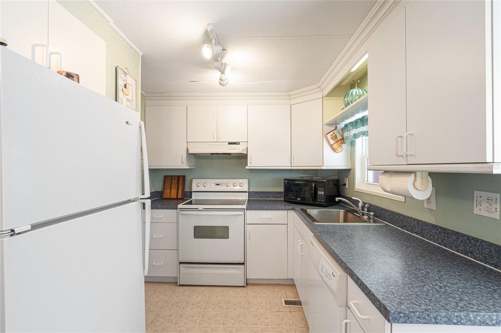 700 FAIRMOUNT DR — photo 14