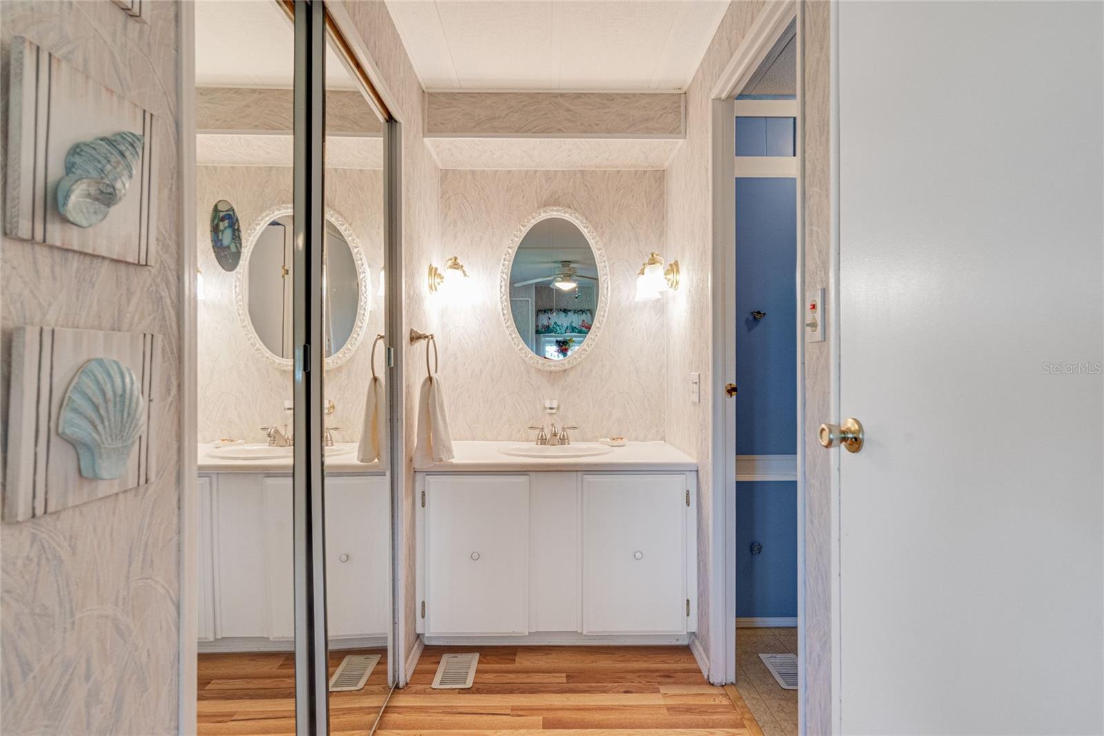 700 FAIRMOUNT DR — photo 22