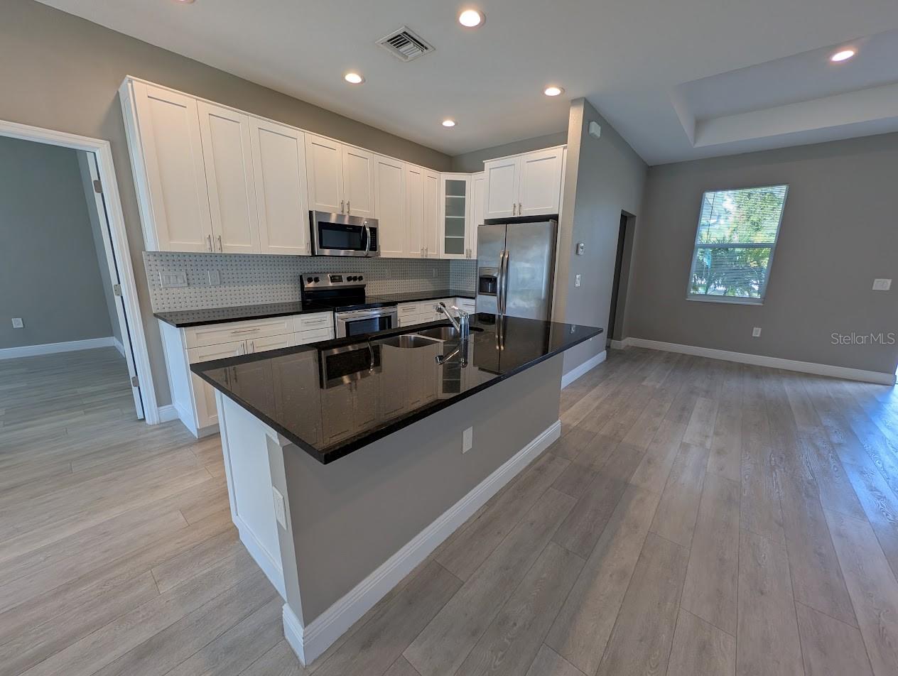 1643 JEANNIN DR — photo 2
