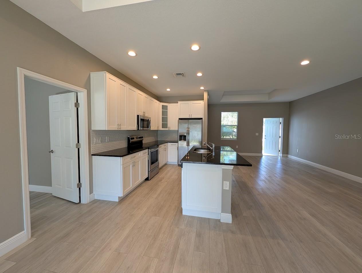 1643 JEANNIN DR — photo 3