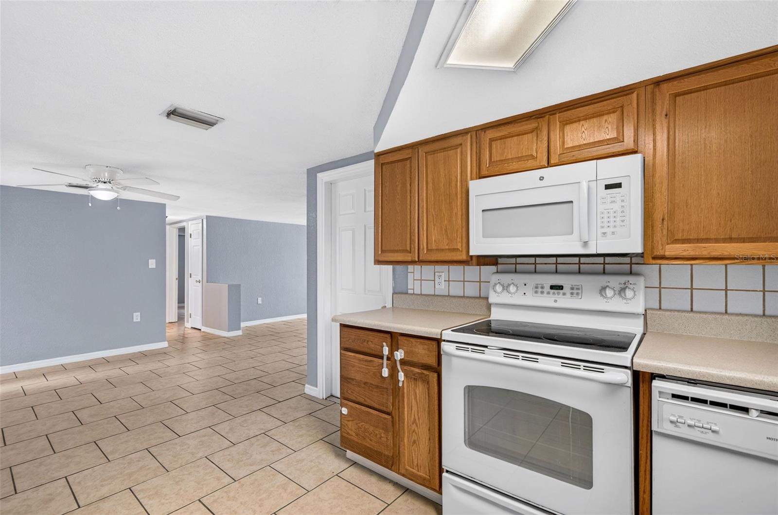 9831 RAINBOW LN — photo 9