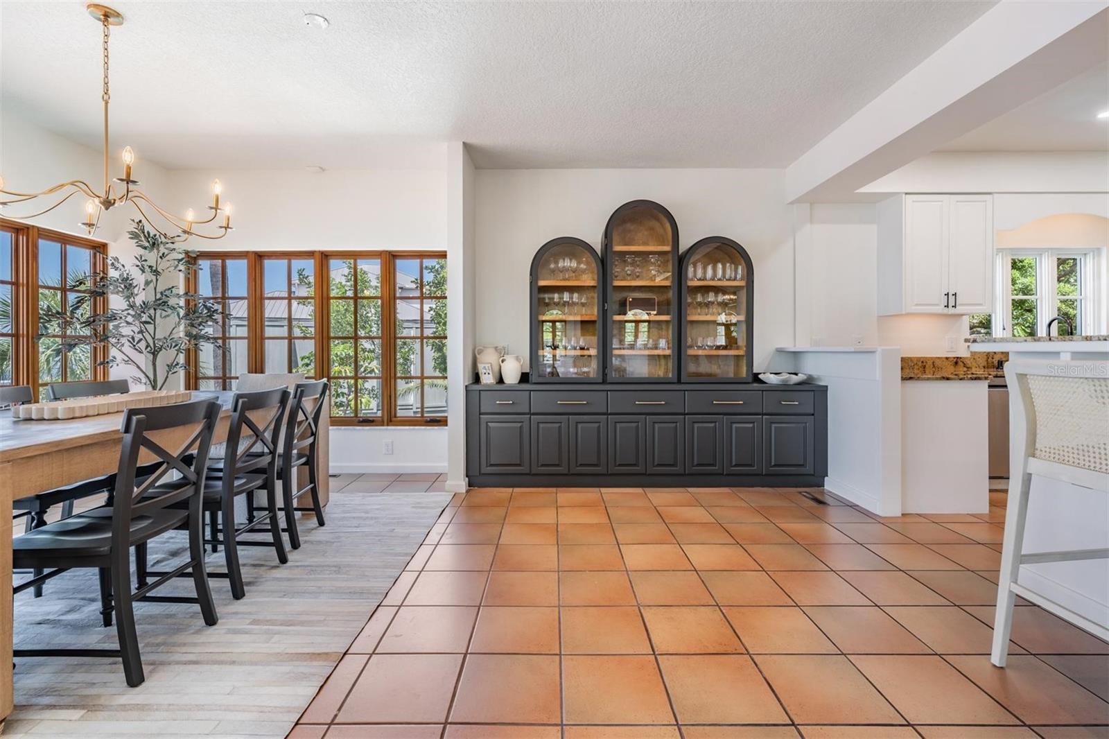 128 CARLYLE DR — photo 36