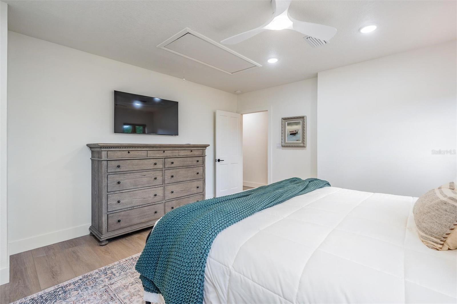 128 CARLYLE DR — photo 18
