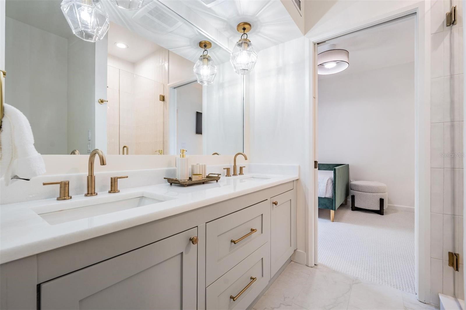 128 CARLYLE DR — photo 48