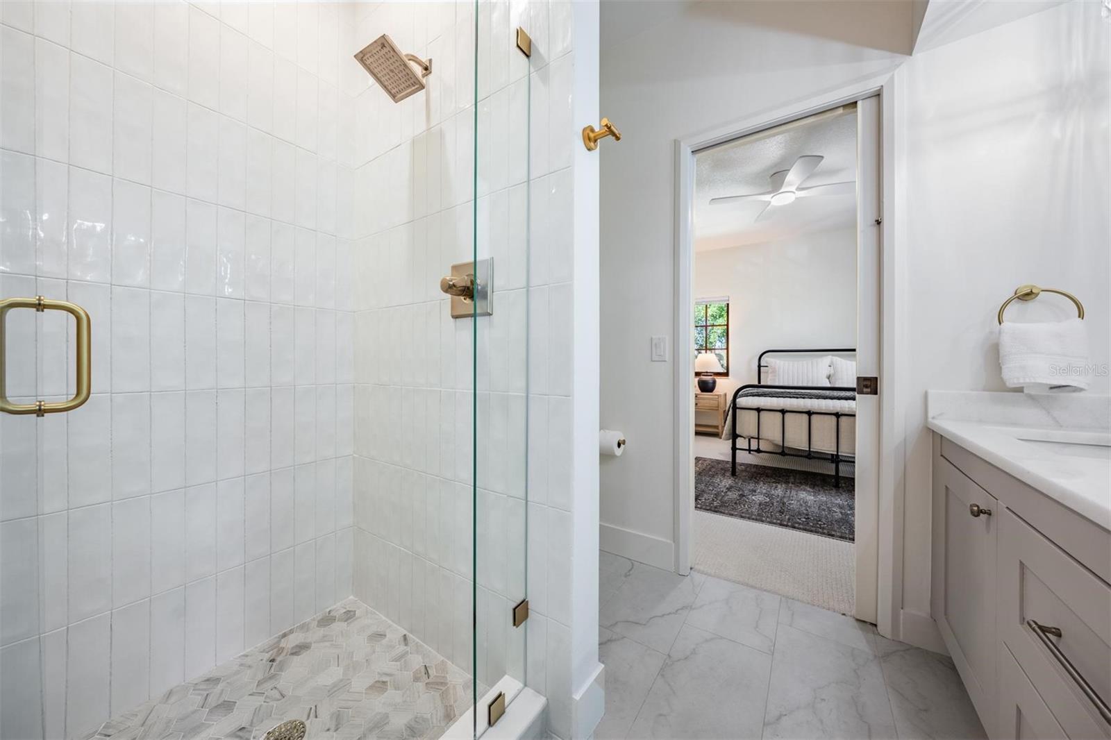 128 CARLYLE DR — photo 49