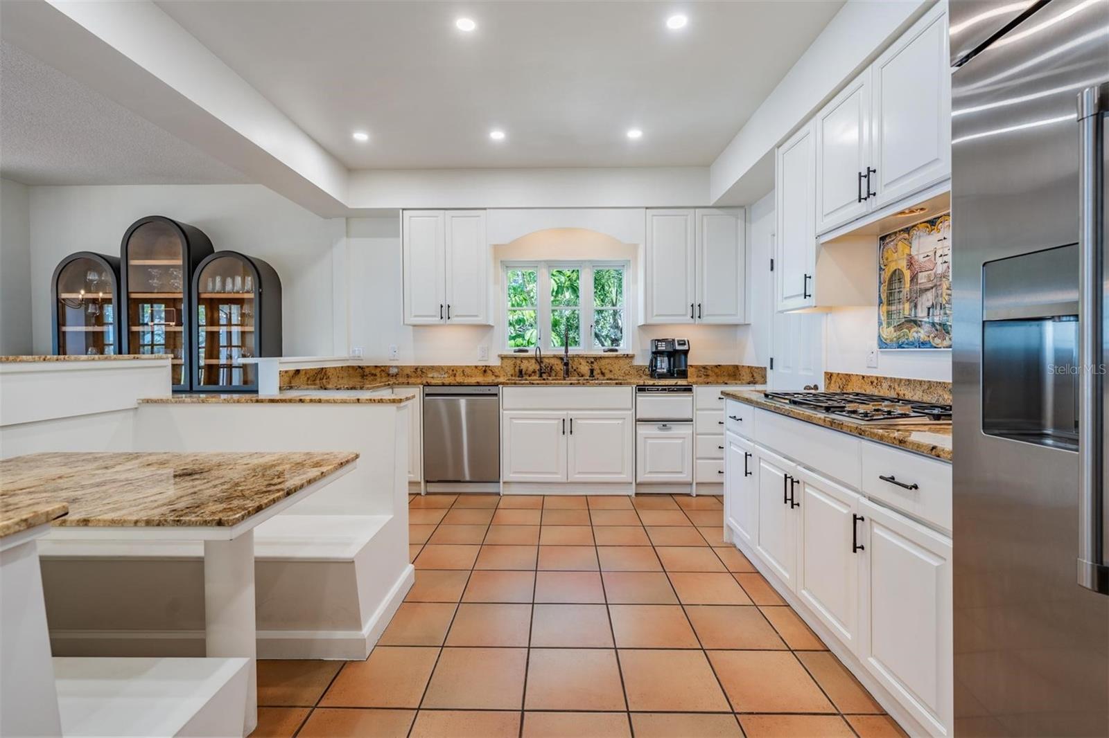 128 CARLYLE DR — photo 32