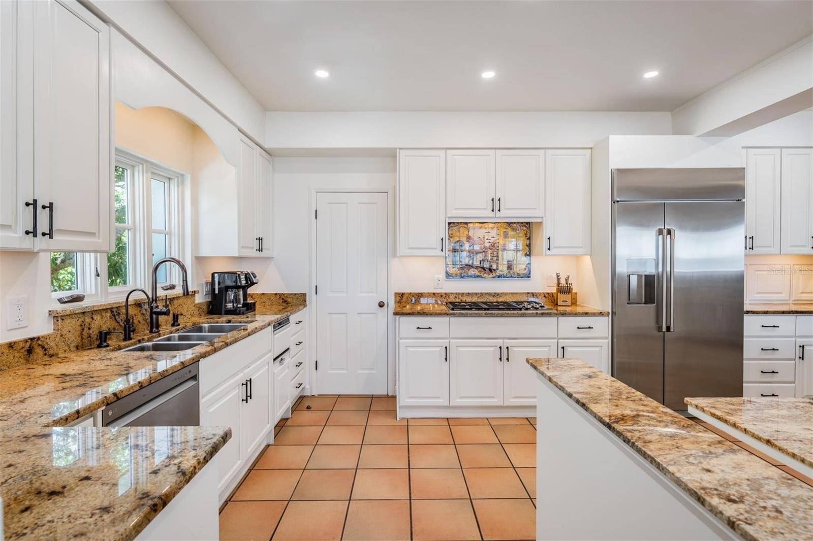 128 CARLYLE DR — photo 33