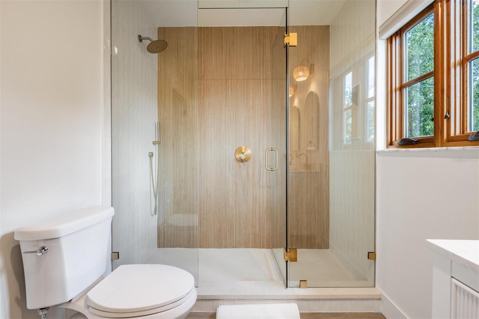 128 CARLYLE DR — photo 20