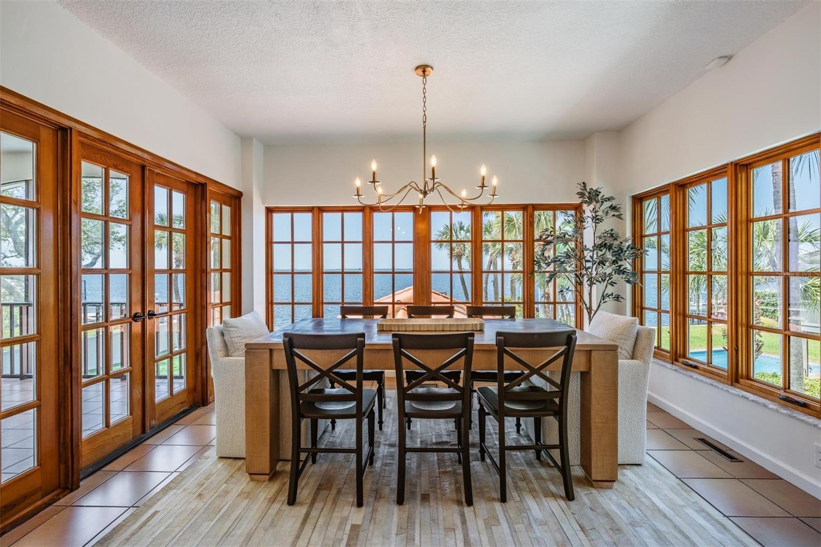 128 CARLYLE DR — photo 34