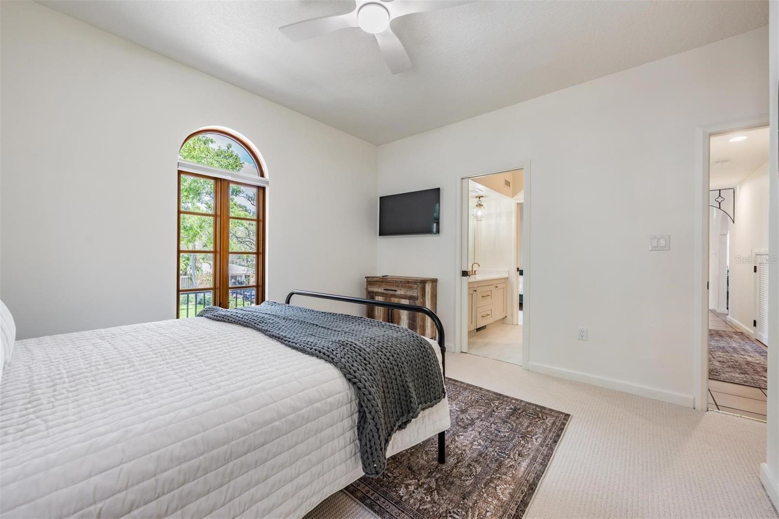 128 CARLYLE DR — photo 47