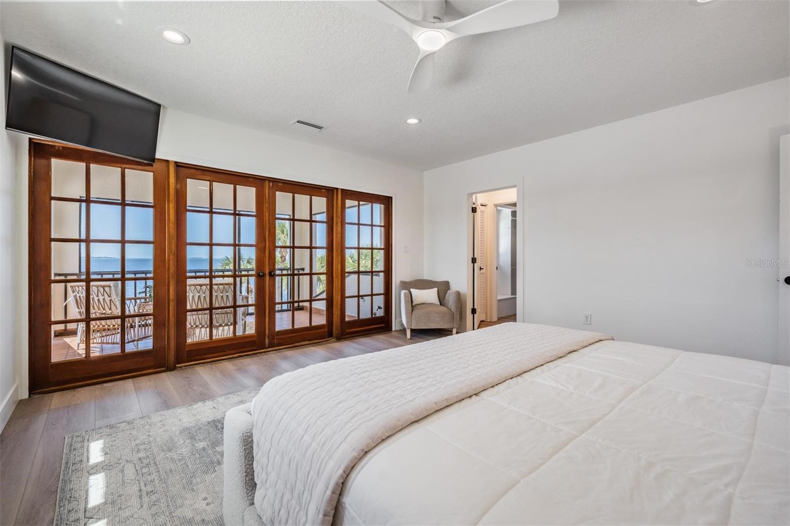 128 CARLYLE DR — photo 11