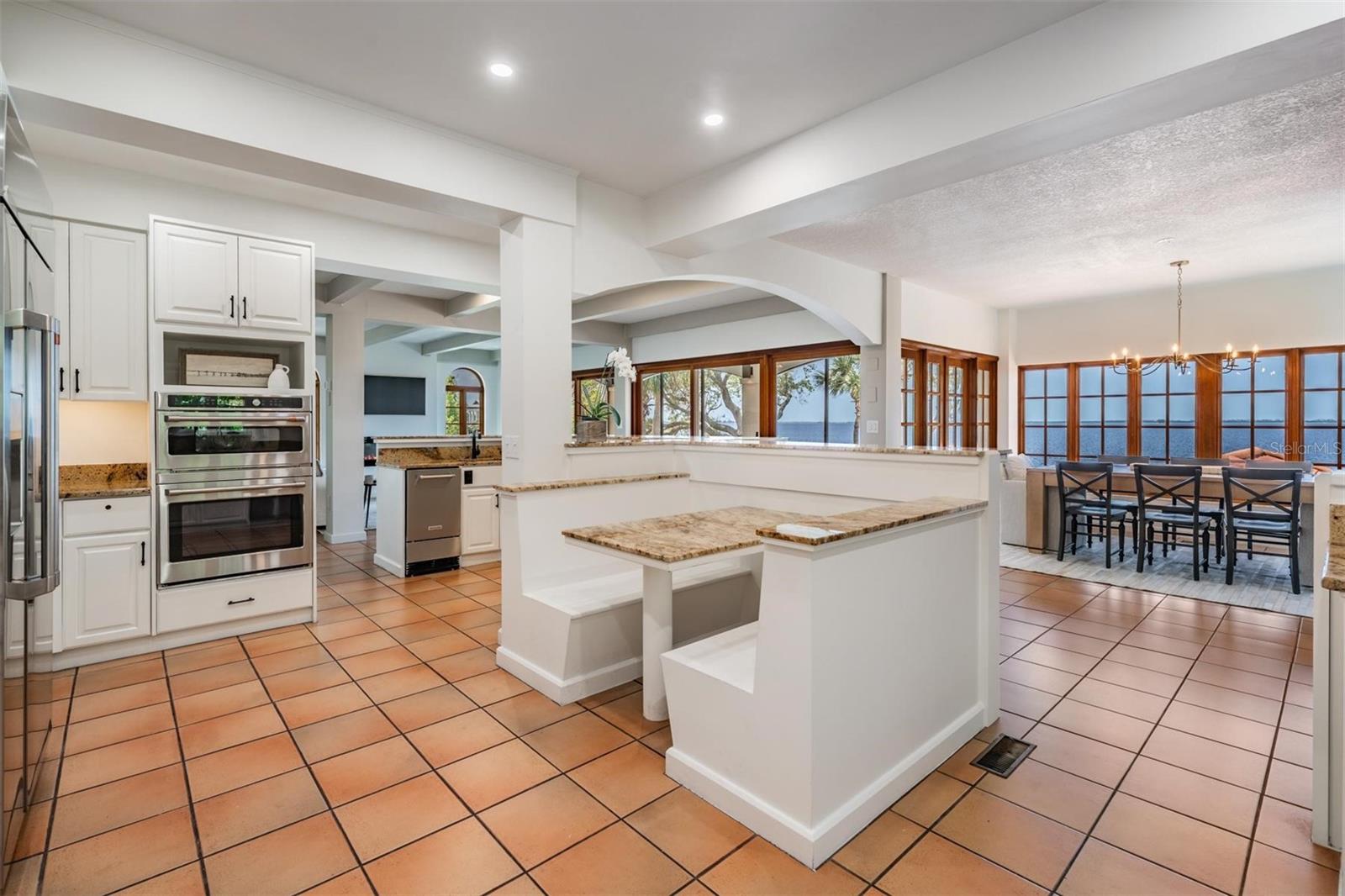 128 CARLYLE DR — photo 31