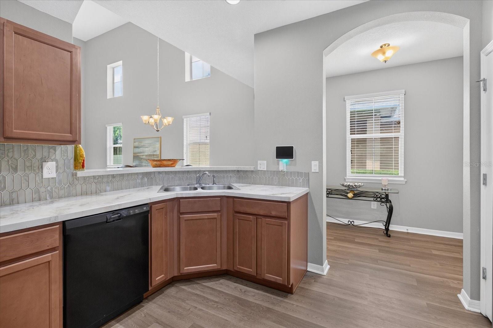 2169 BROADWAY VIEW AVE — photo 2