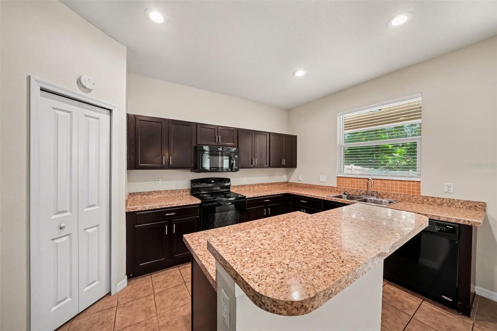 1102 CANYON OAKS DR — photo 14