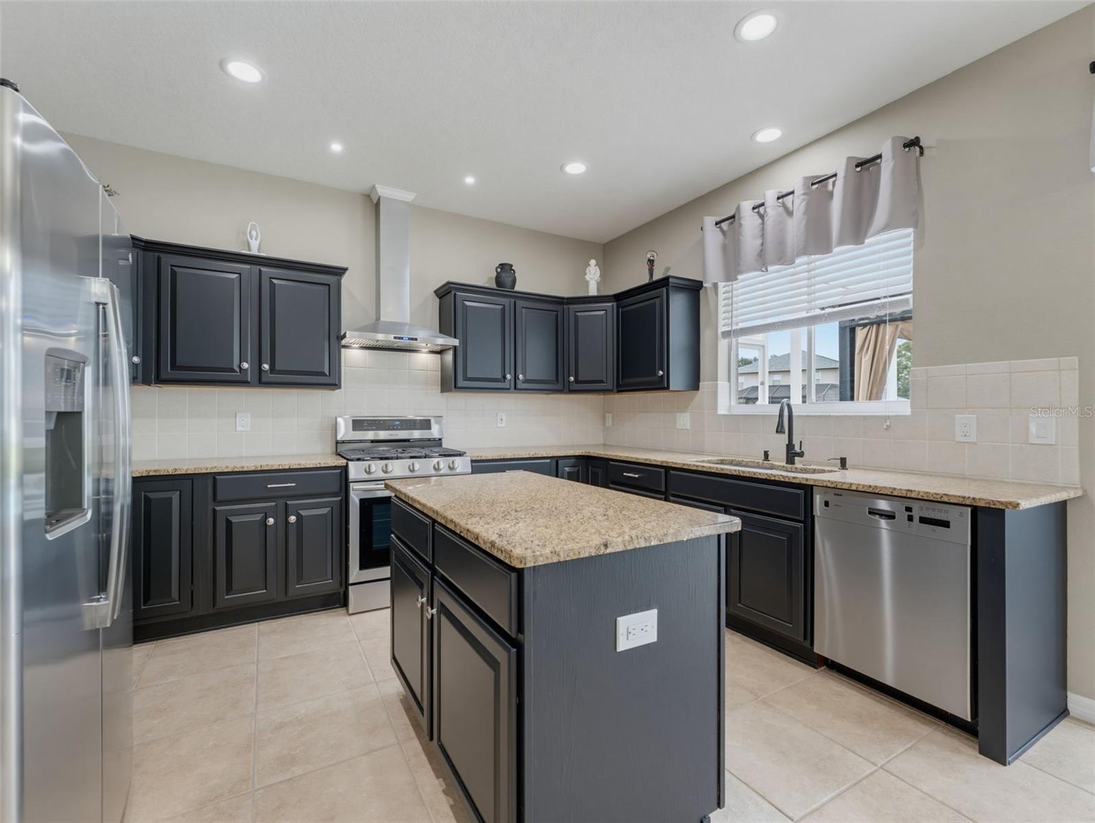1900 CARDAMON DR — photo 31