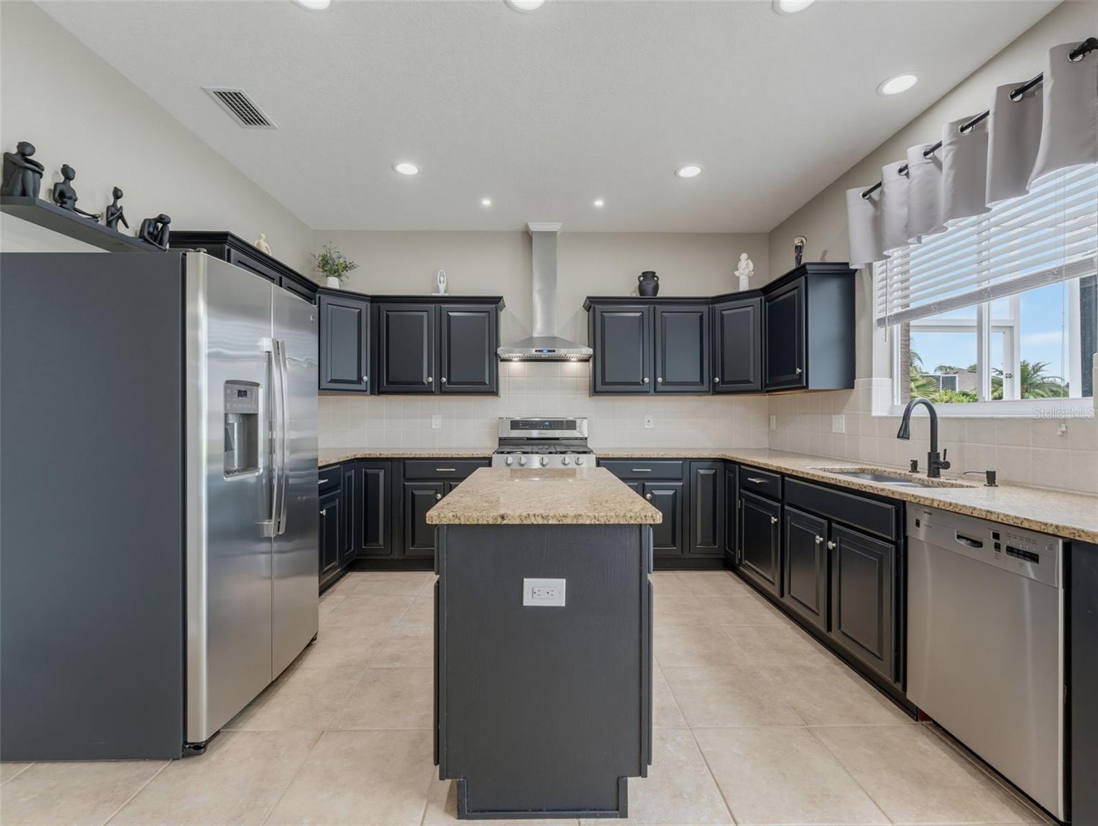 1900 CARDAMON DR — photo 23