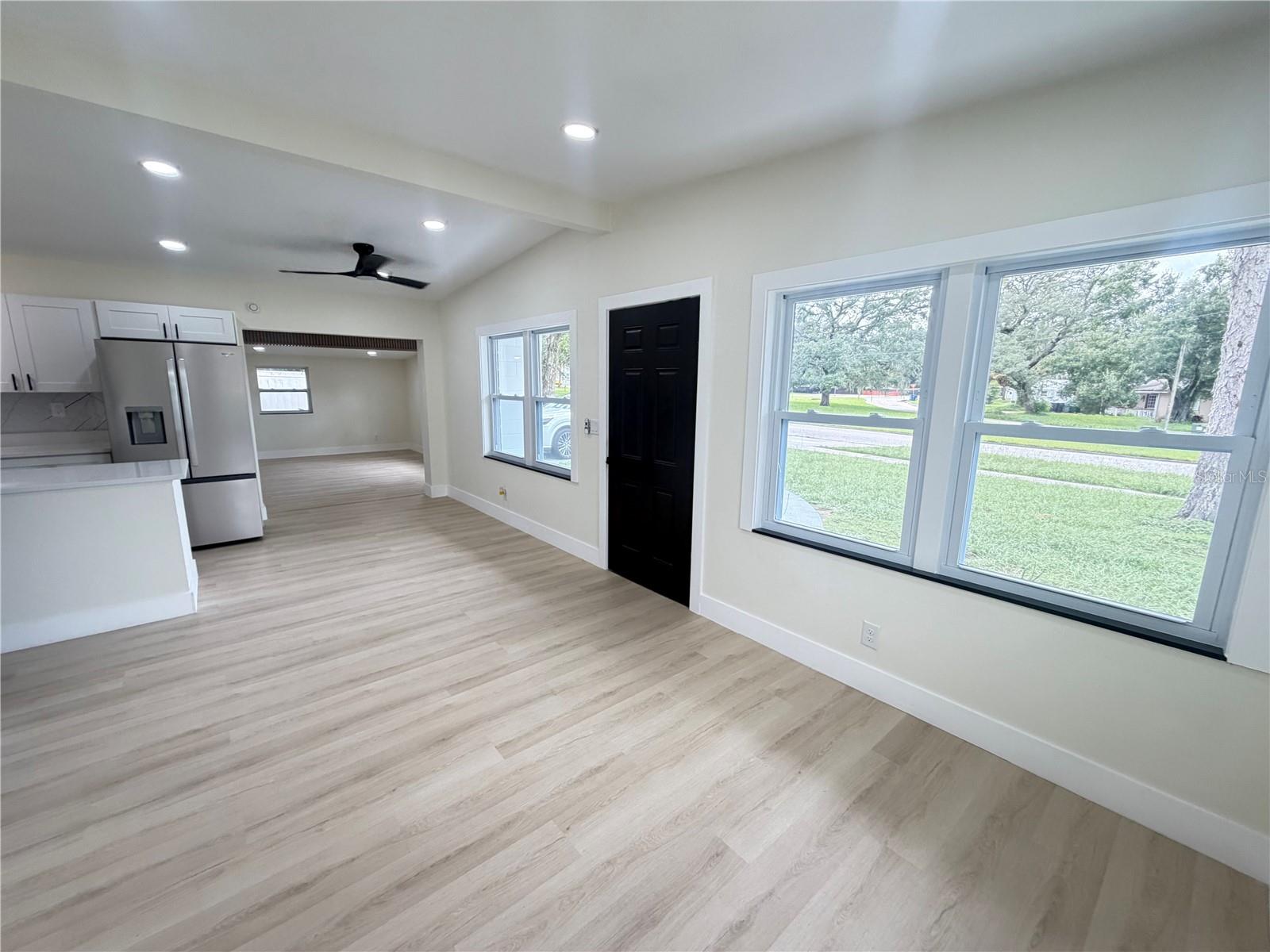 9505 N WILLOW AVE — photo 3