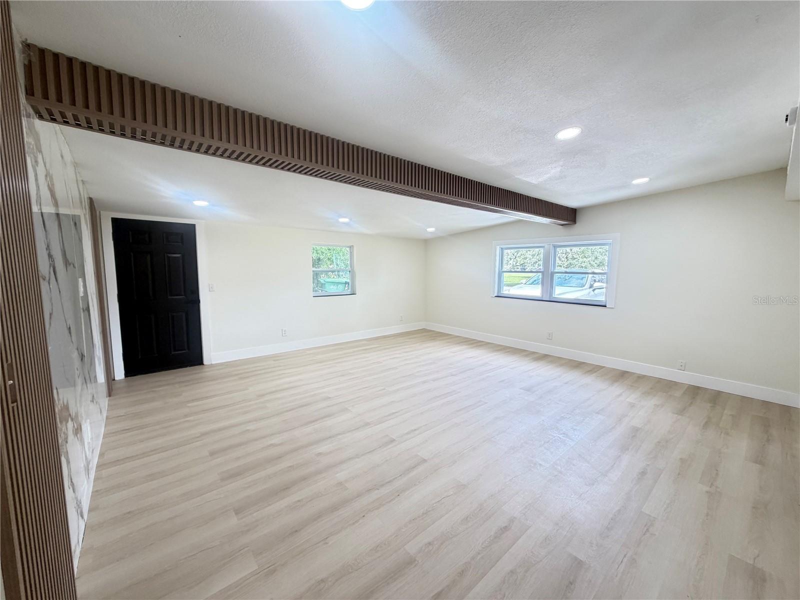 9505 N WILLOW AVE — photo 11