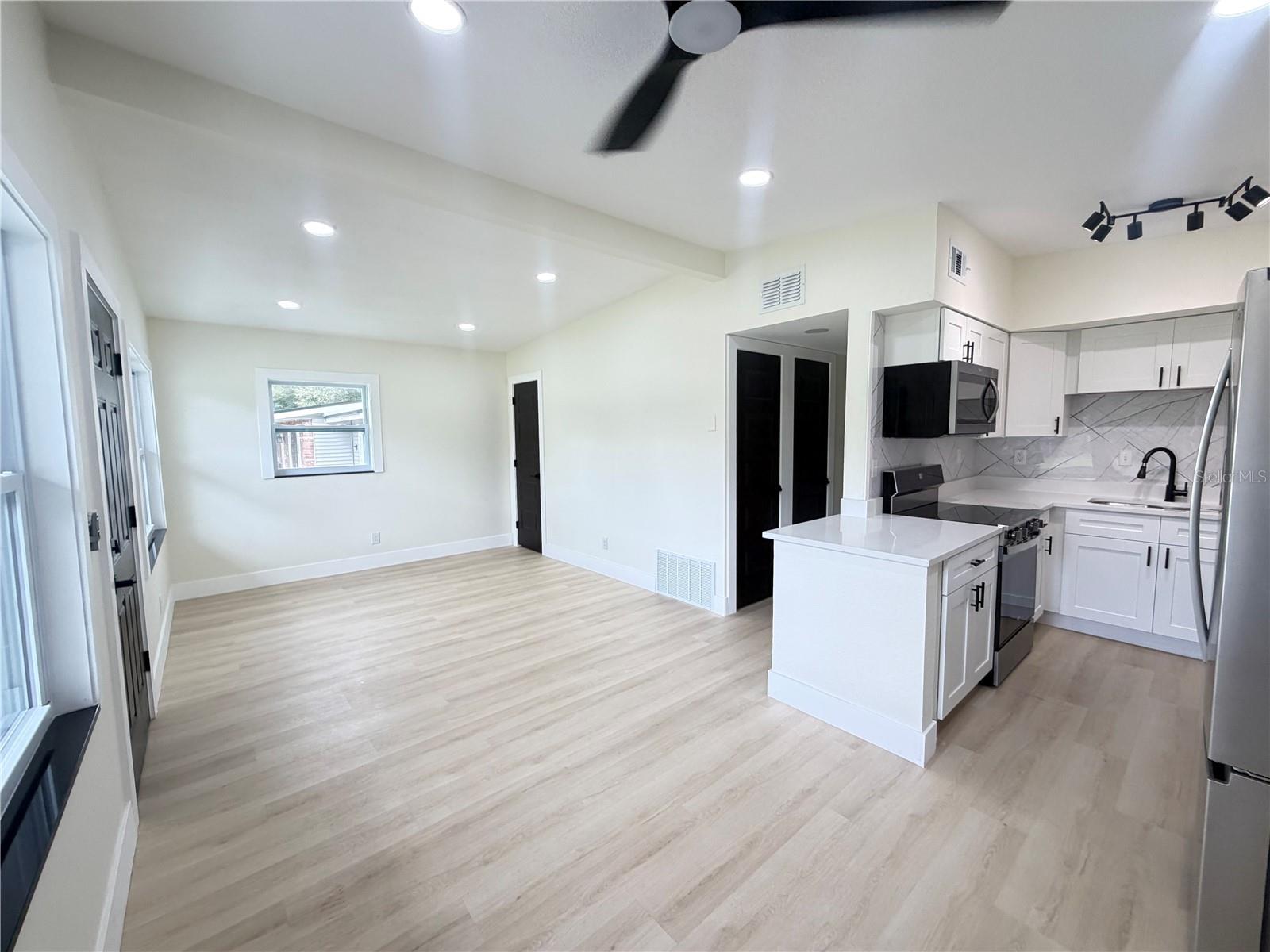9505 N WILLOW AVE — photo 5