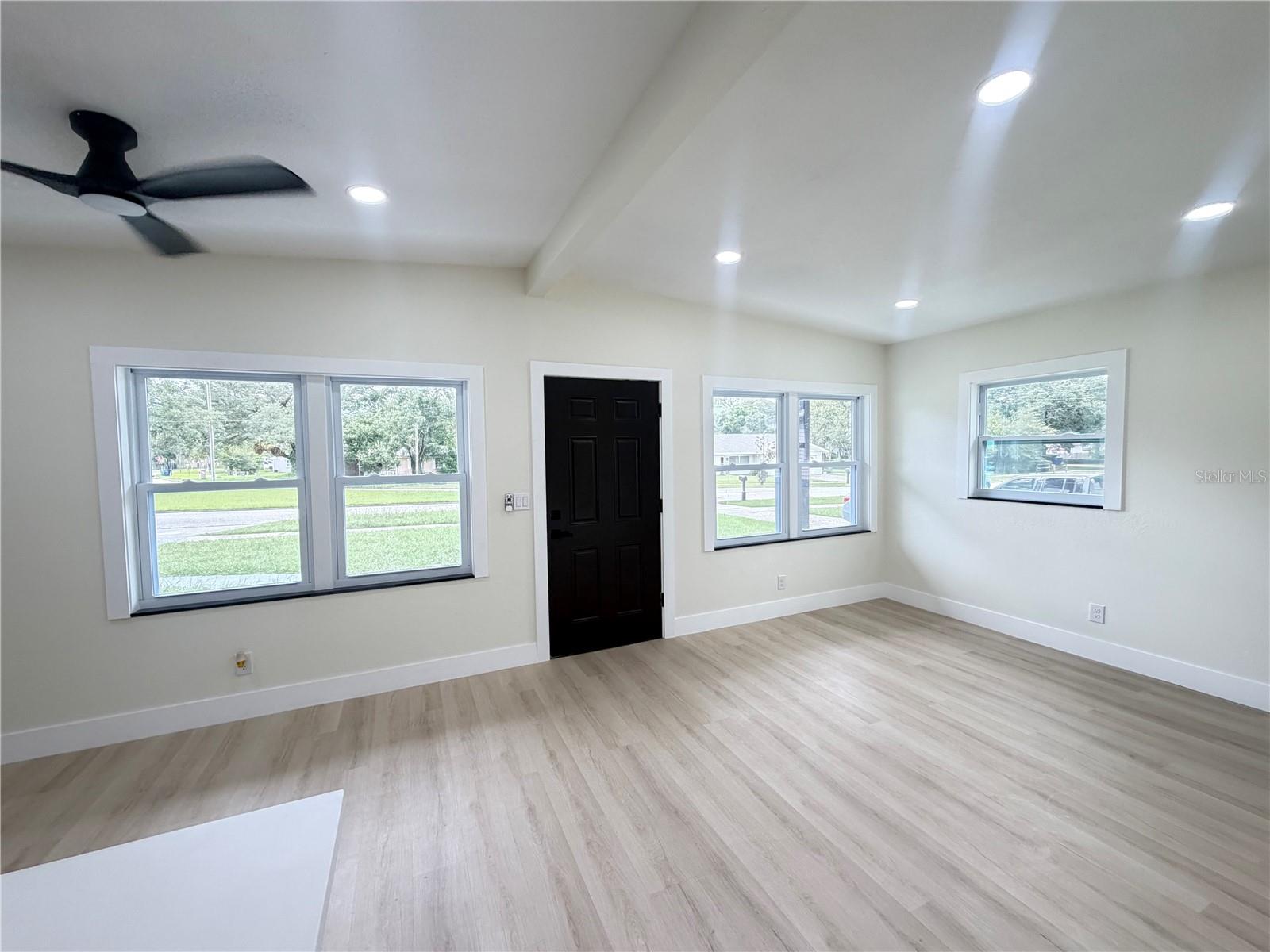 9505 N WILLOW AVE — photo 4