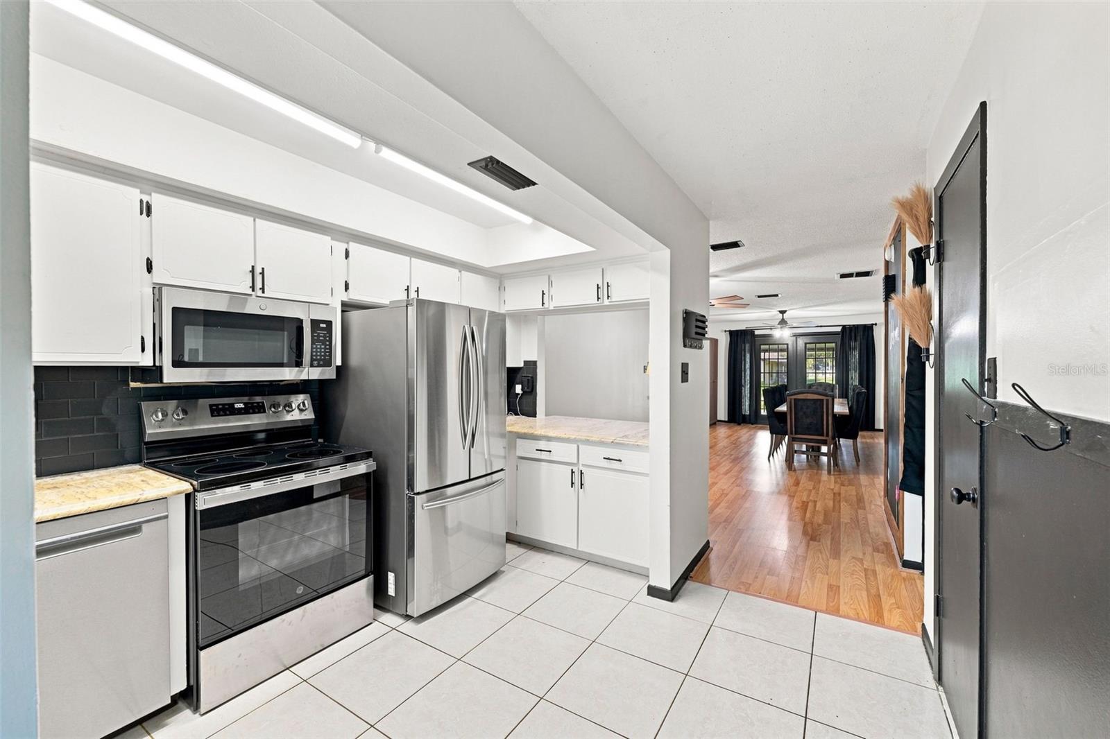 28850 LINDENHURST DR — photo 5