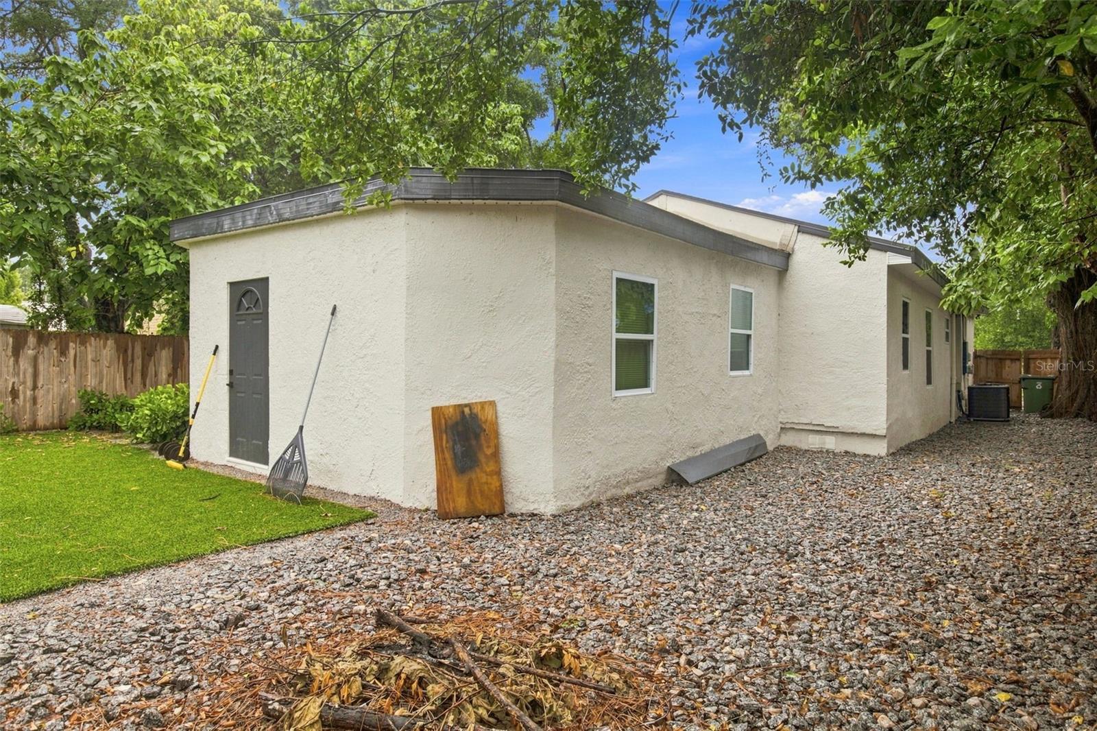 1913 E HANNA AVE — photo 30