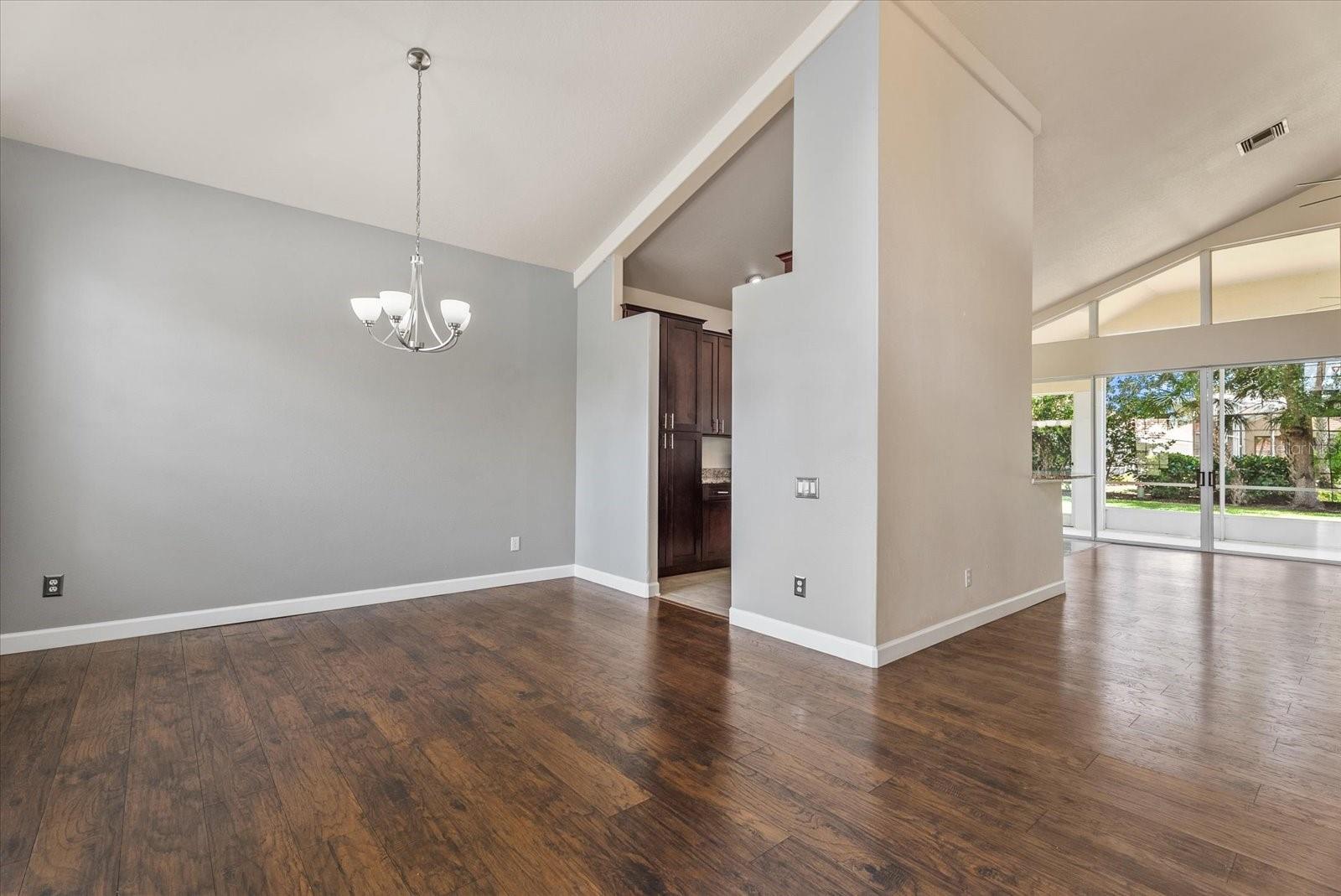 324 LANGHOLM DR — photo 12
