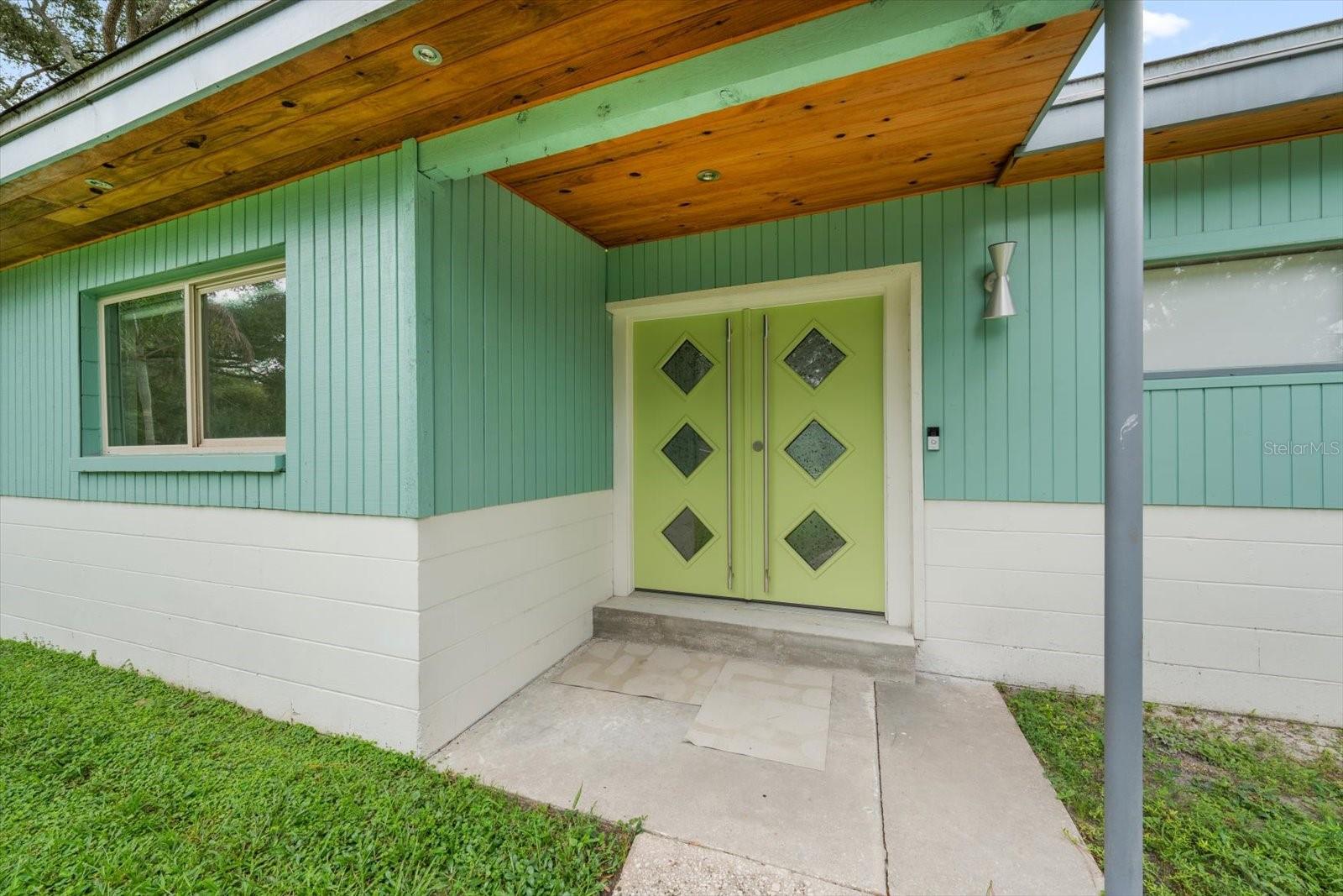 533 BROXBURN AVE — photo 3