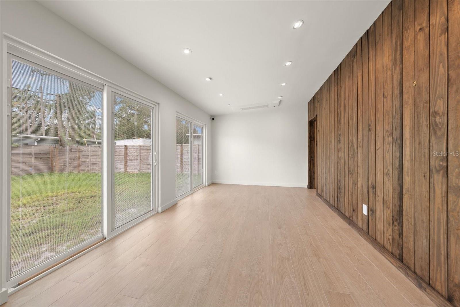 533 BROXBURN AVE — photo 8