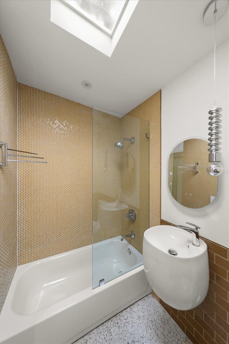 533 BROXBURN AVE — photo 17