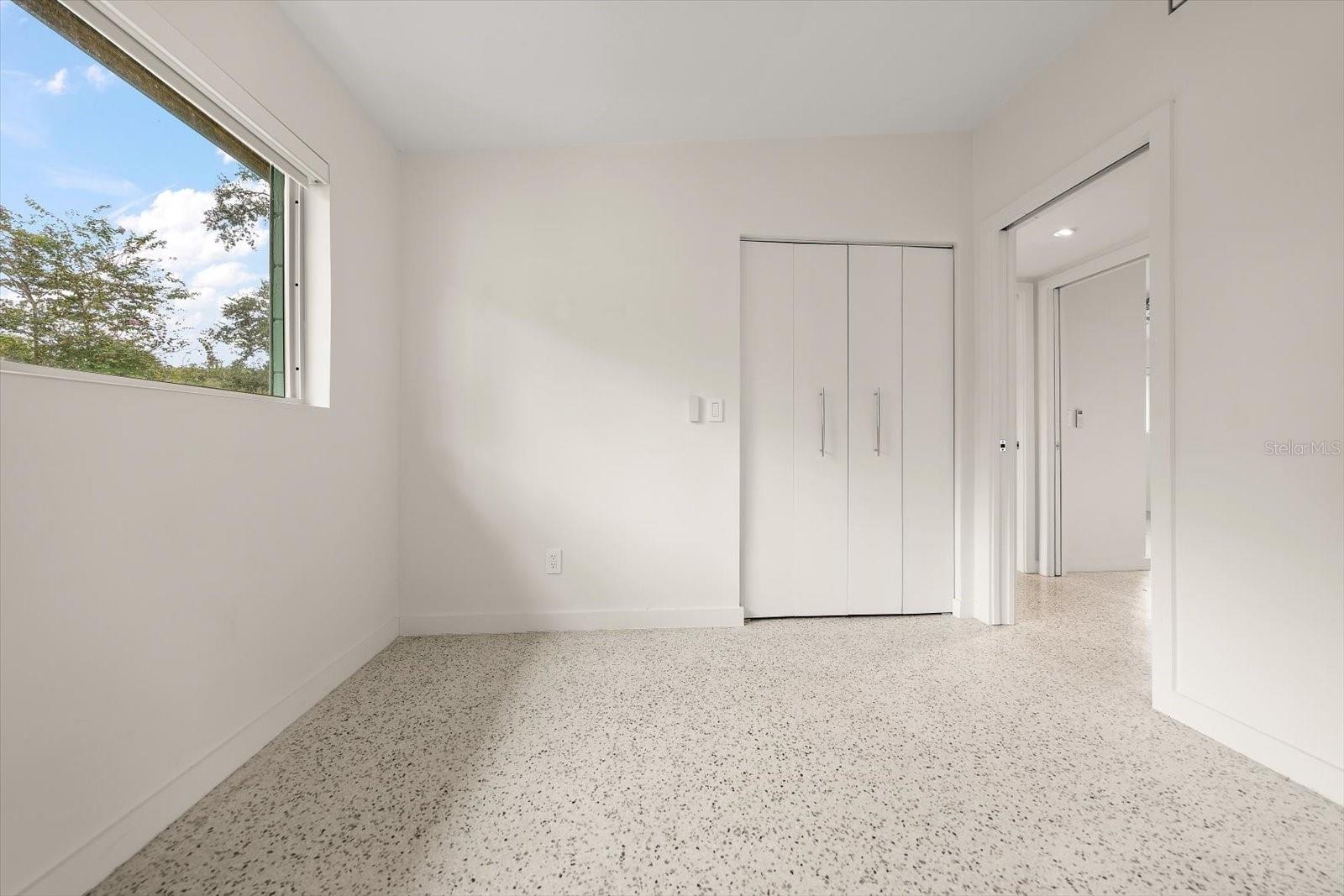 533 BROXBURN AVE — photo 14