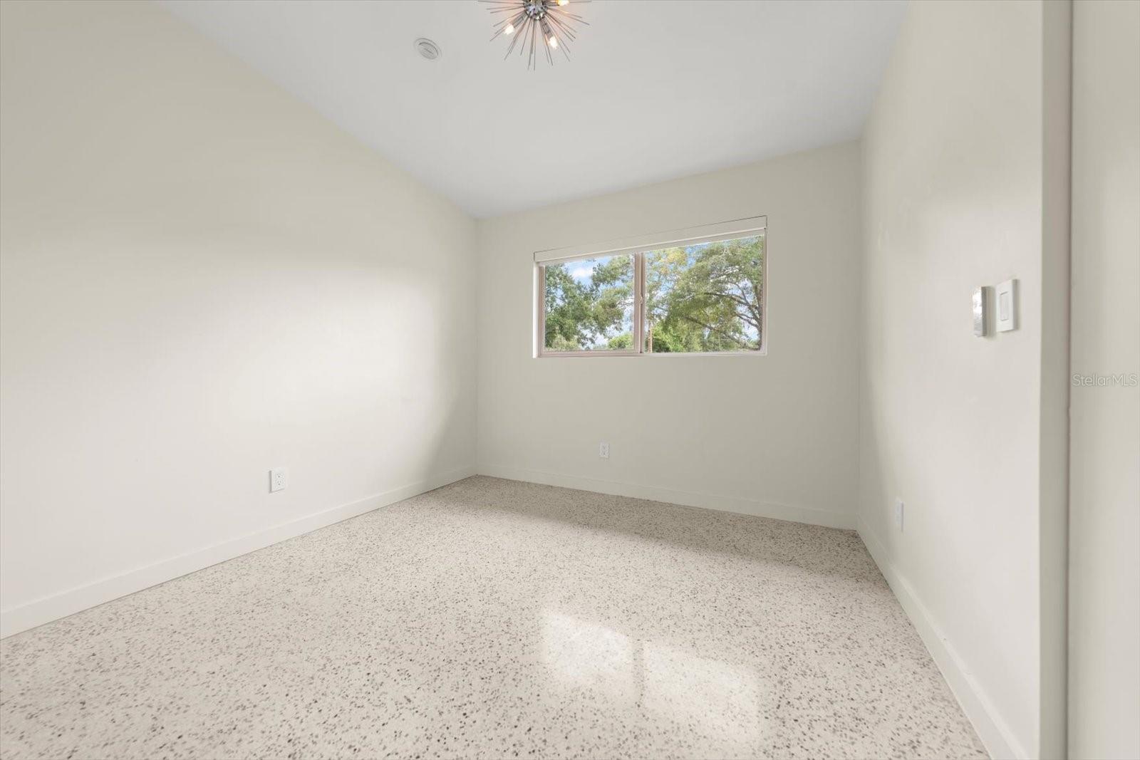 533 BROXBURN AVE — photo 15