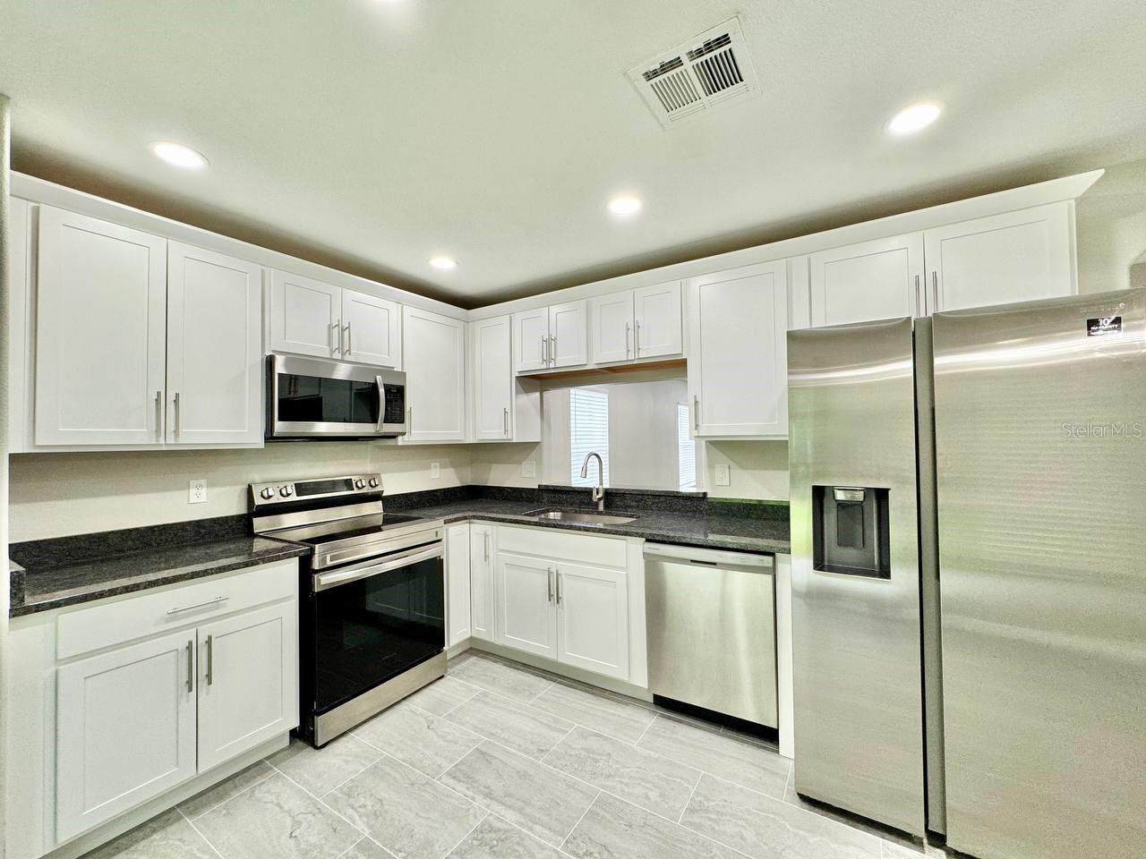 12534 CHENWOOD AVE — photo 9