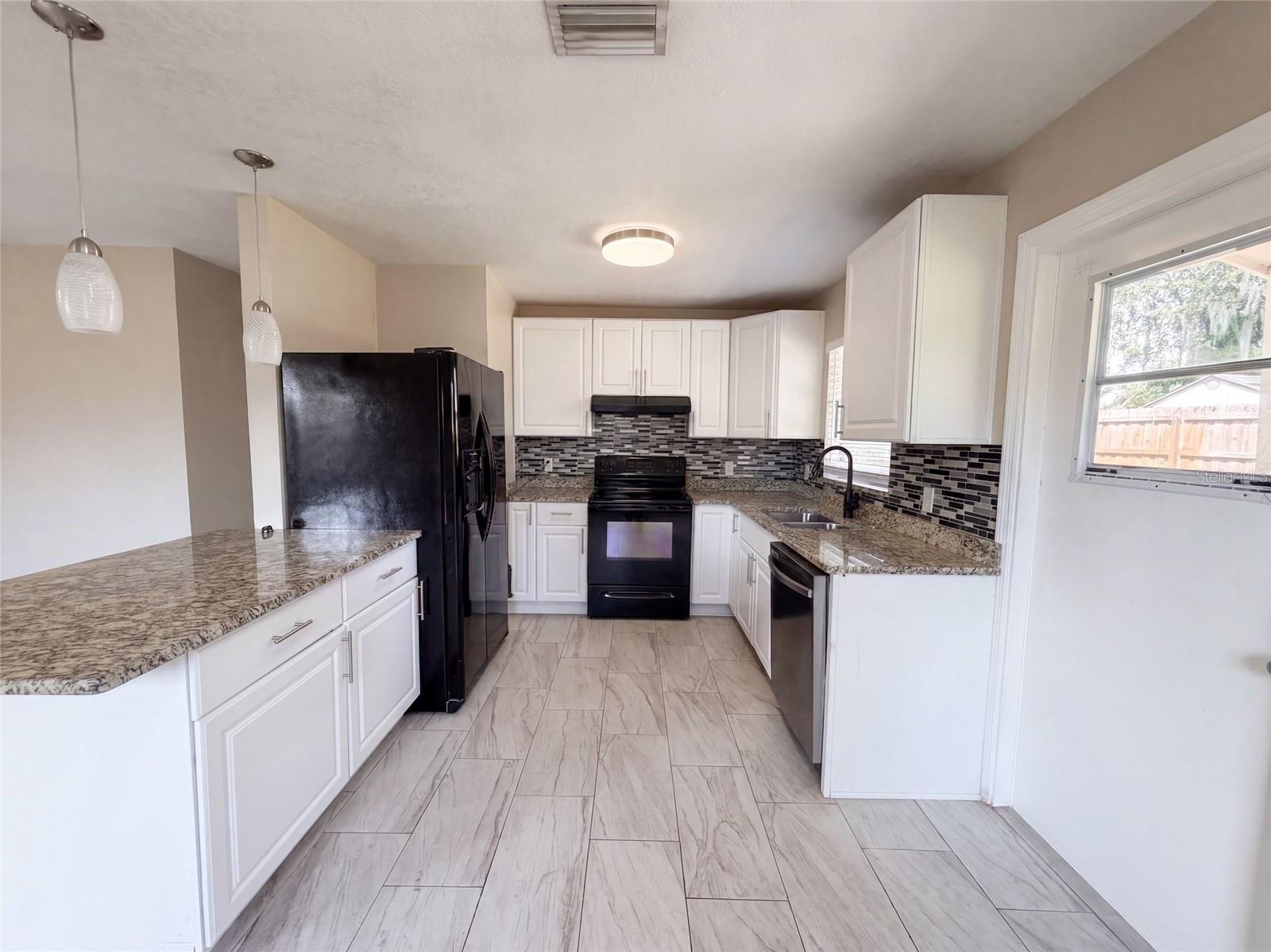 121 INWOOD CIR — photo 3