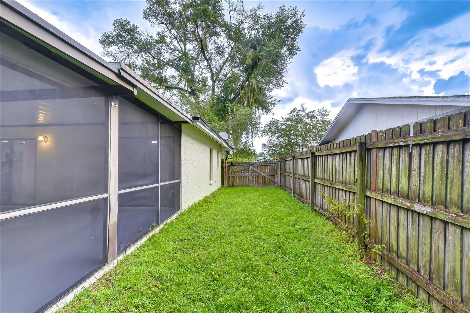 16122 OAKMANOR DR — photo 16