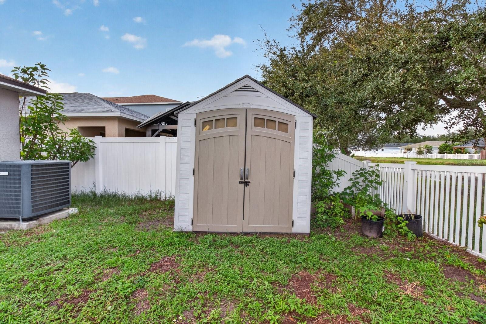 7961 CARRIAGE POINTE DR — photo 39