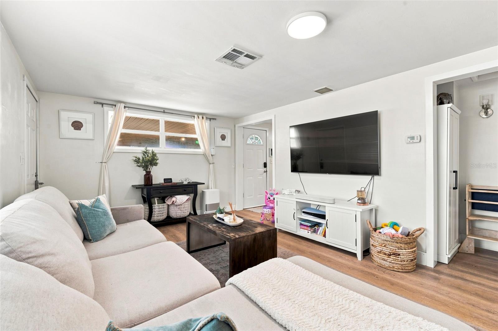 660 DEXTER DR — photo 9