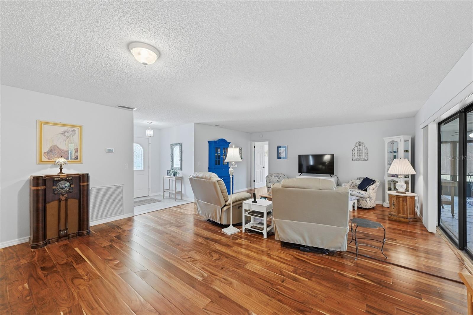 1803 NEW BEDFORD DR — photo 15