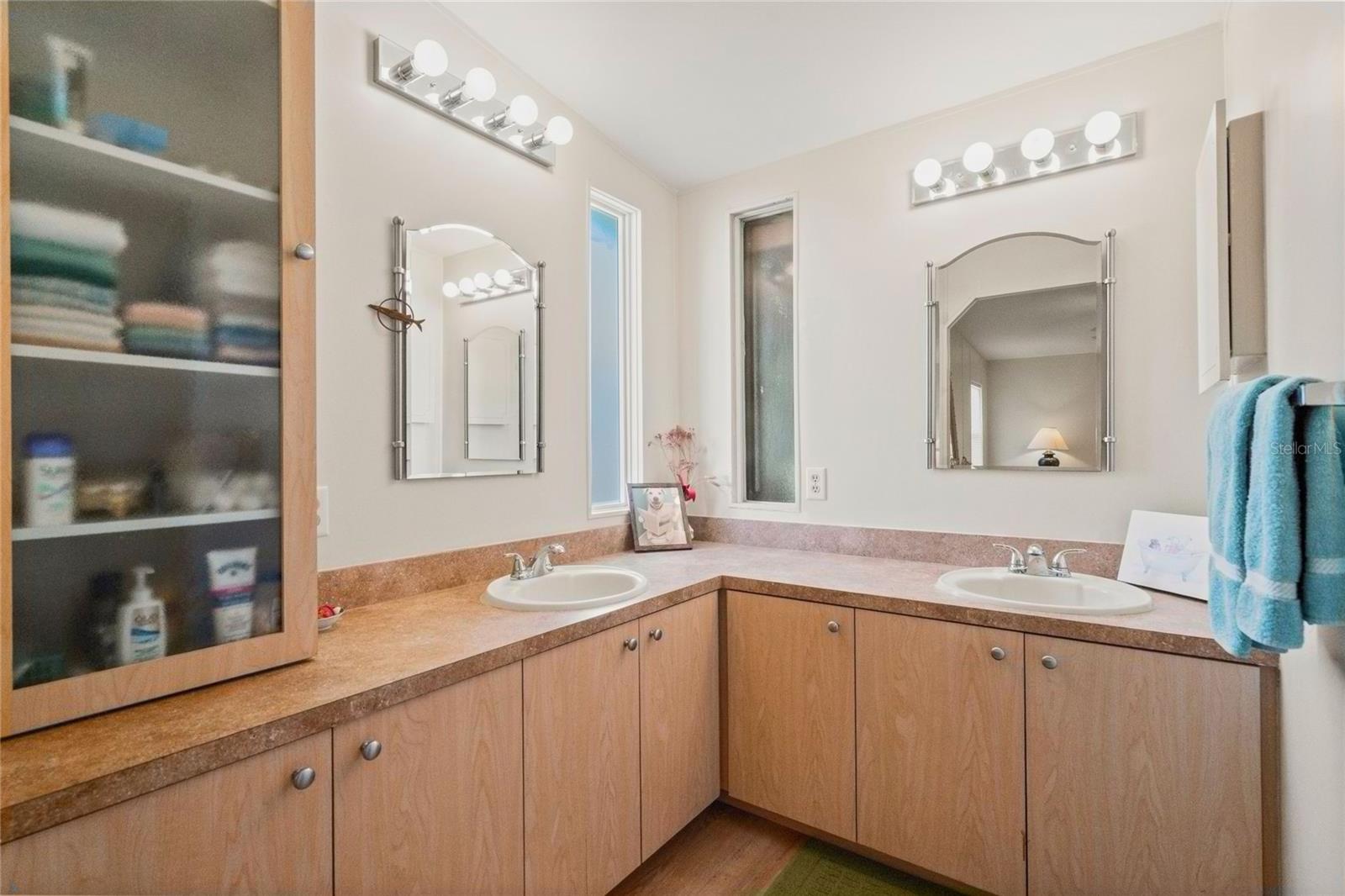 693 RIVERVIEW CIR — photo 20