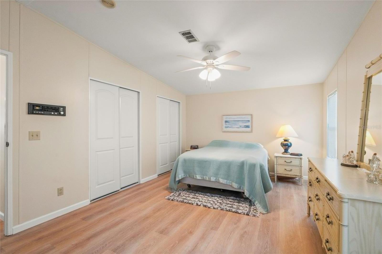 693 RIVERVIEW CIR — photo 18