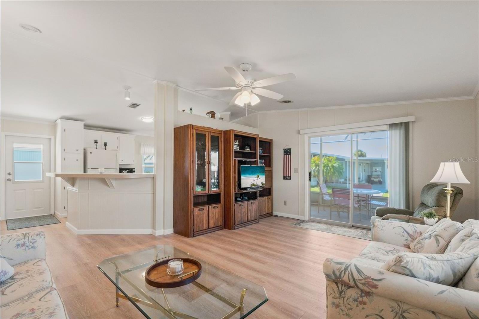 693 RIVERVIEW CIR — photo 3