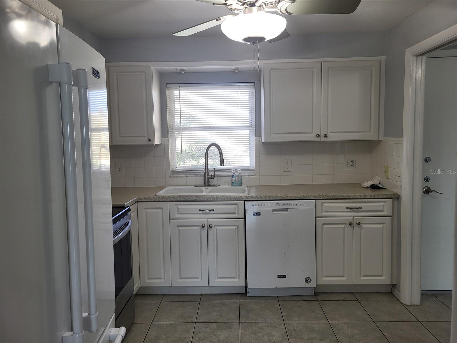 4775 COVE CIR #606 — photo 8