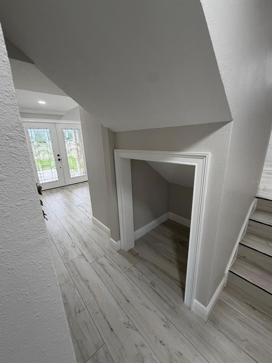 2596 COLUMBUS WAY S — photo 23