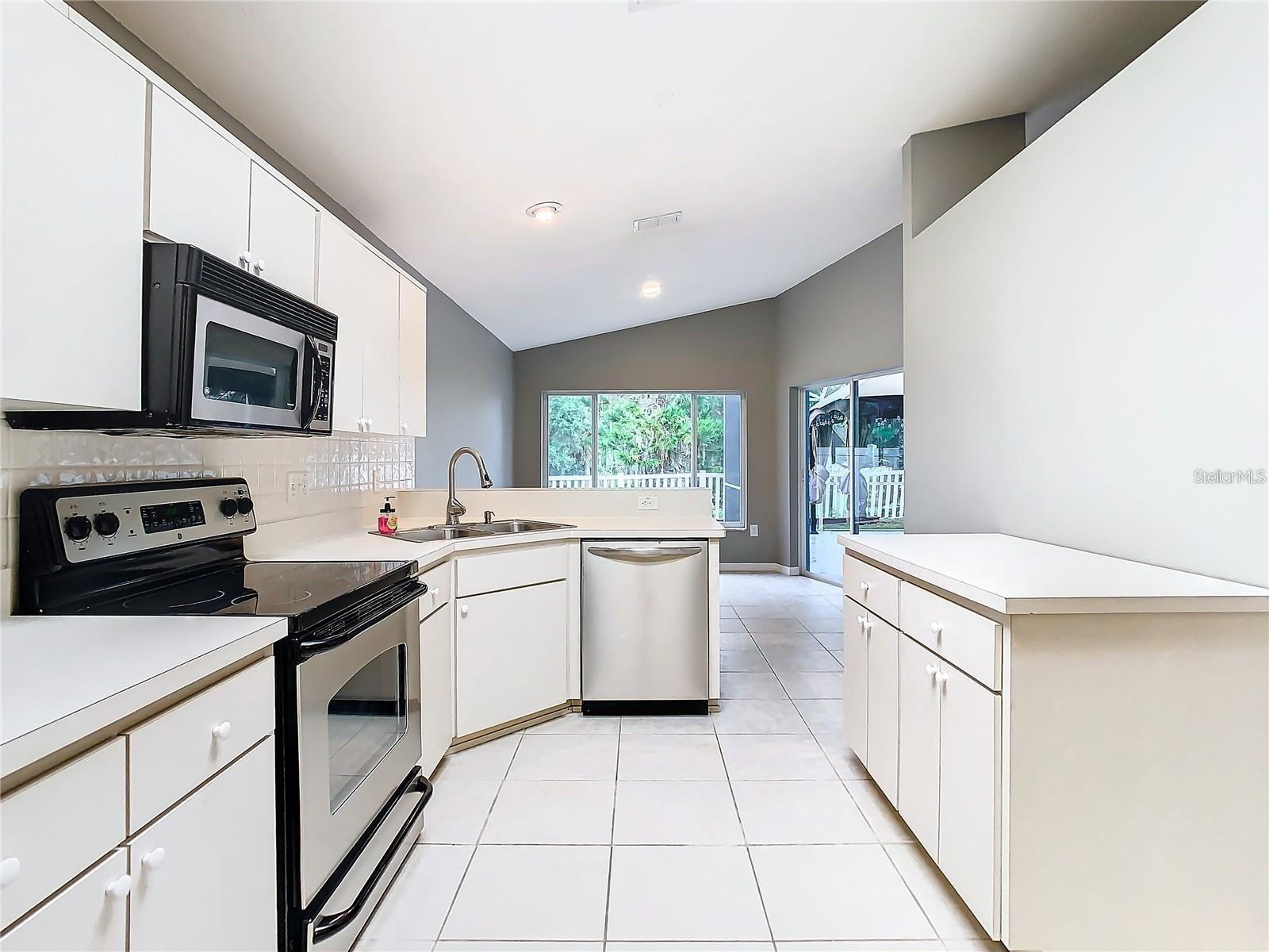 7823 FLORADORA DR — photo 15