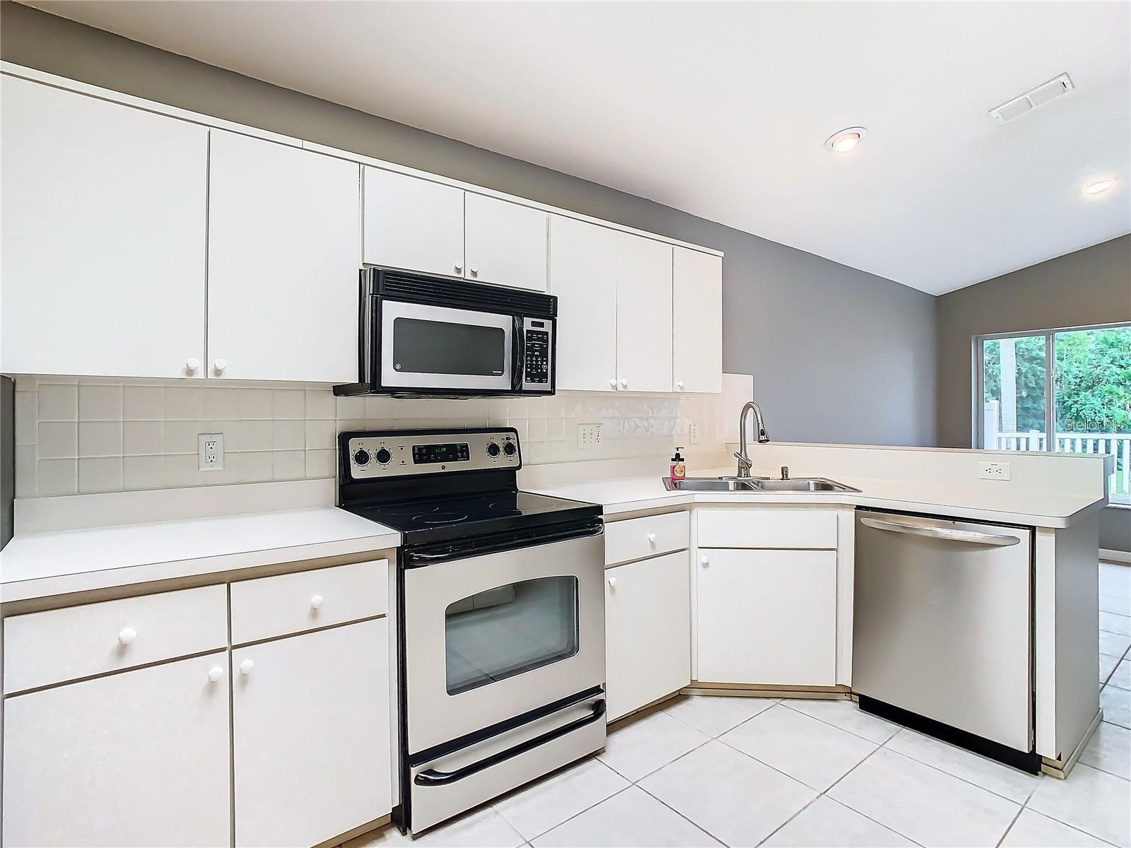 7823 FLORADORA DR — photo 14
